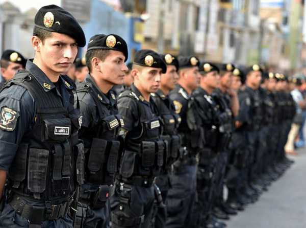 Los derechos humanos de polic&iacute;as y militares