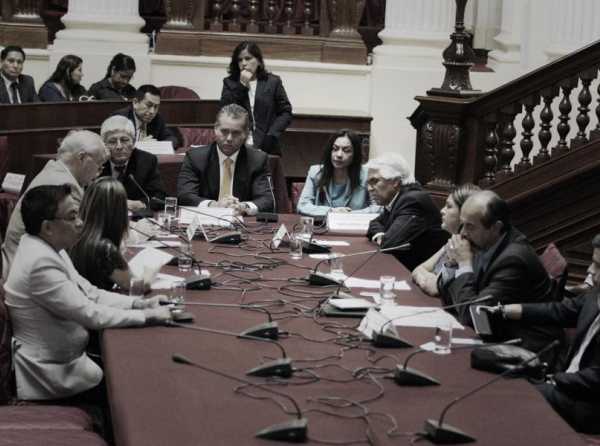 Crisis pol&iacute;tica y corrupci&oacute;n: &iquest;la democracia en riesgo?