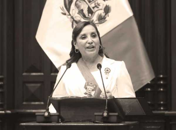 Dina Boluarte y su parafernalia