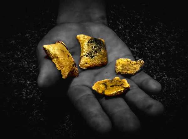 El oro ilegal invade la política