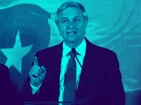 Jos&eacute; Antonio Kast en terreno abrupto