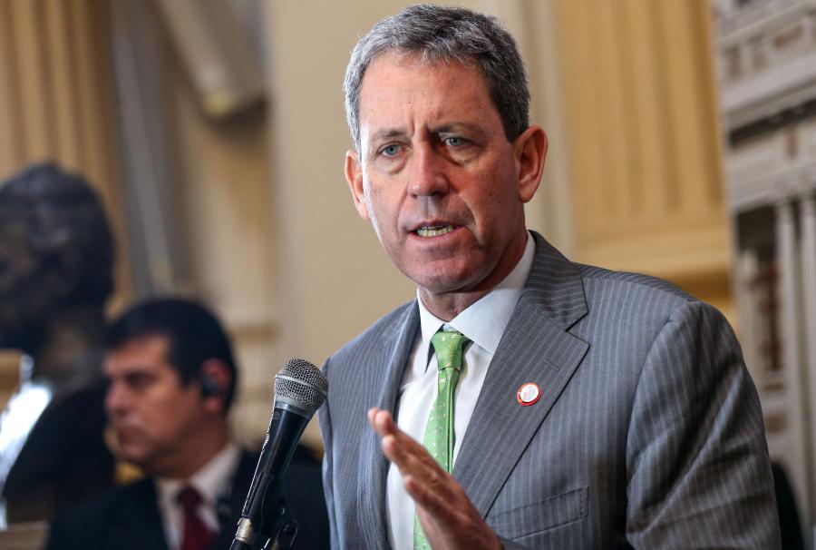 Entre la renuncia con dignidad y la censura