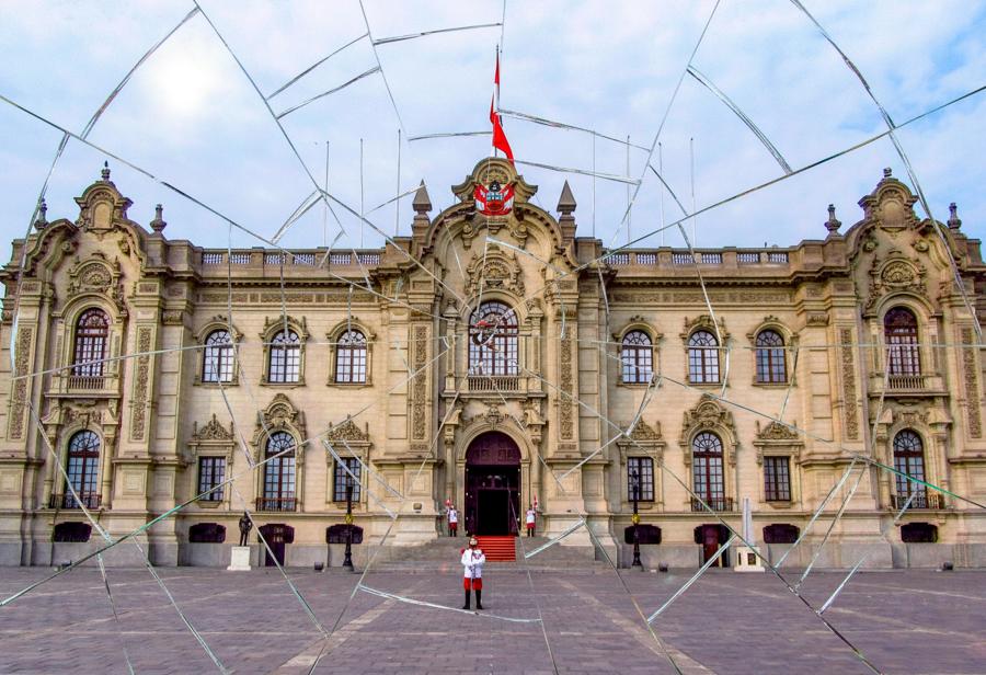 Palacio de Gobierno bajo asedio 