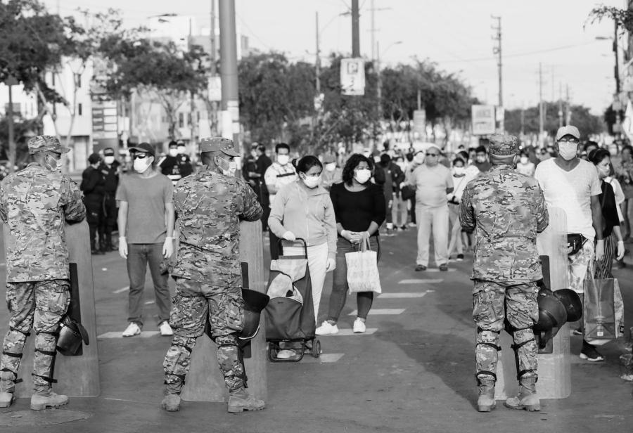 Enfoque militar y agravio a médicos