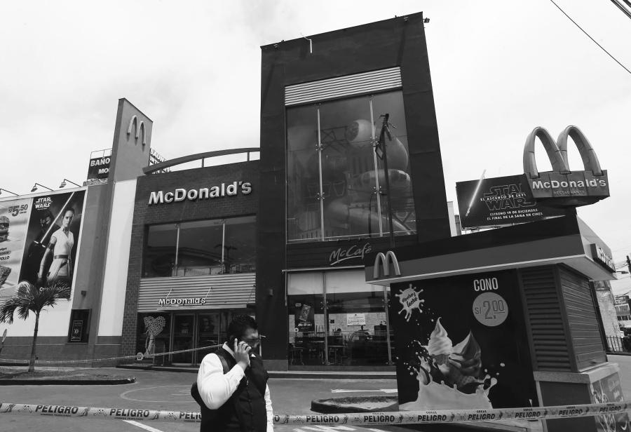 Terrible accidente en local de comida rápida